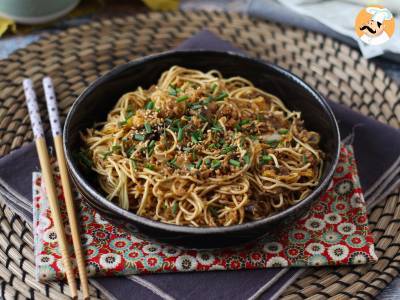 Wok mit chinesischen Nudeln (Gemüse und texturiertes Sojaprotein)