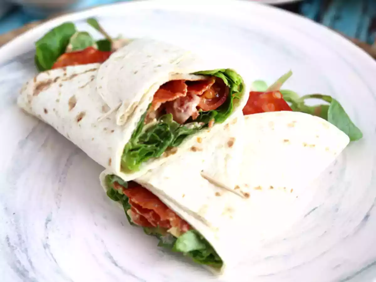 Wrap-Sandwich mit Chorizo, Avocado und Tomaten