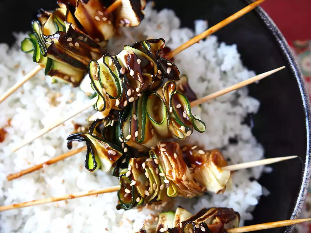 Zucchinispieße mit einer köstlichen, würzigen asiatischen Sauce