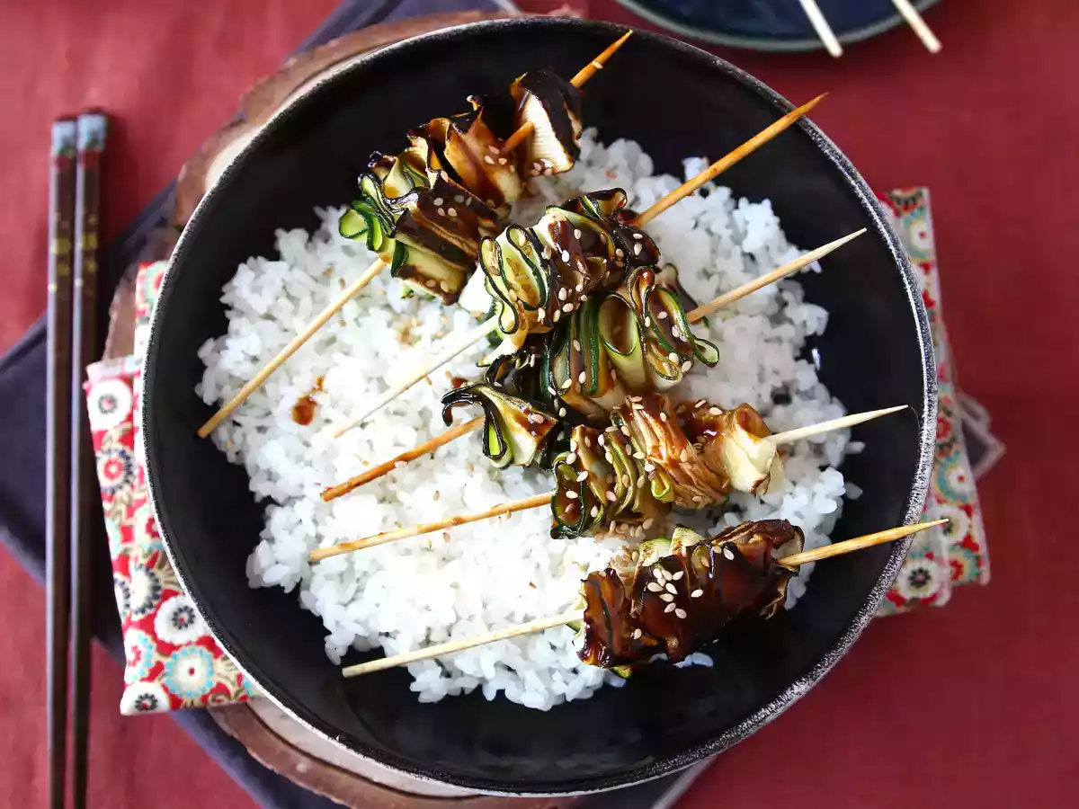 Zucchinispieße mit einer köstlichen, würzigen asiatischen Sauce - foto 2