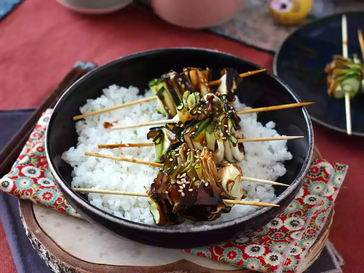Zucchinispieße mit einer köstlichen, würzigen asiatischen Sauce - foto 4