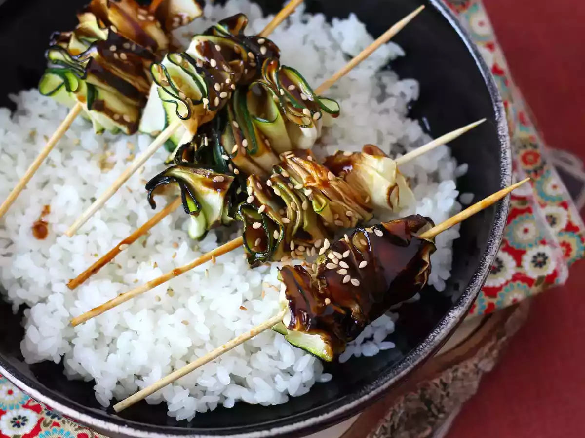 Zucchinispieße mit einer köstlichen, würzigen asiatischen Sauce - foto 5