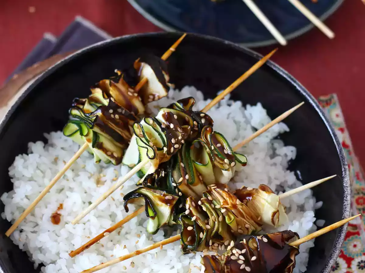 Zucchinispieße mit einer köstlichen, würzigen asiatischen Sauce - foto 7